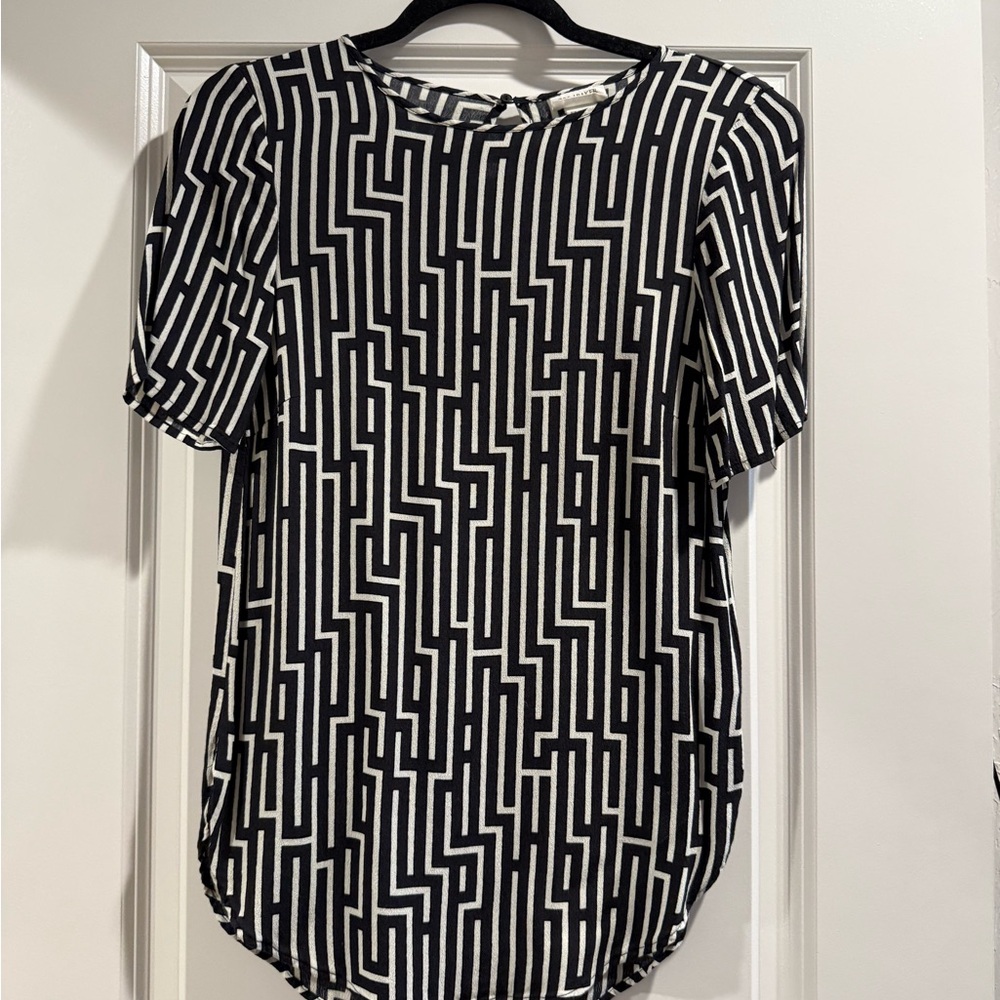Black & White Geometric Short Sleeve Top